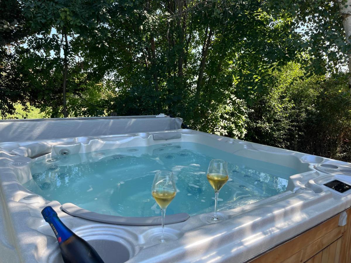 De Charme 5 Etoiles Pour Couple Avec Sauna Et Jacuzzi Exterieurs Privatifs Villa